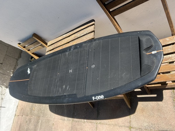 F-One - Magnet carbon