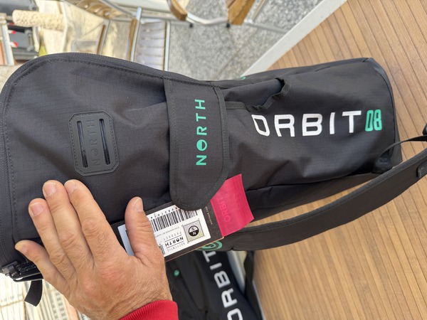 North - Orbit 8 m rubine red 2025